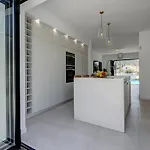 Exclusive Pool & Panoramic Views Pass The Keys *