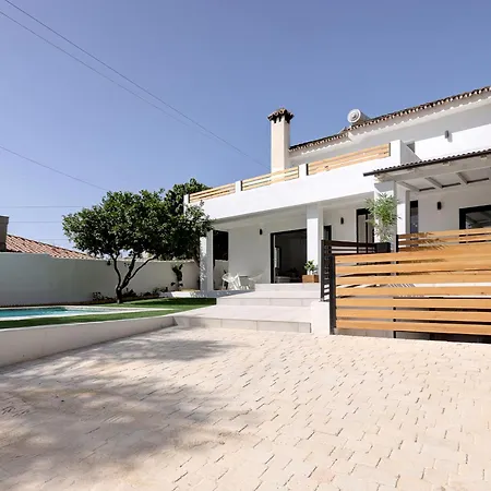 Exclusive Pool & Panoramic Views Pass The Keys *