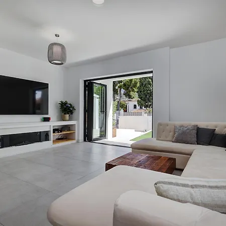 Exclusive Pool & Panoramic Views Pass The Keys Holiday home