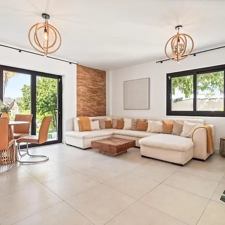 Exclusive Pool & Panoramic Views Pass The Keys