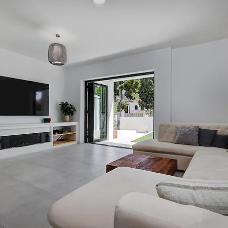 Exclusive Pool & Panoramic Views Pass The Keys Holiday home