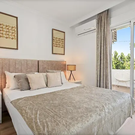 Exclusive Pool & Panoramic Views Pass The Keys
